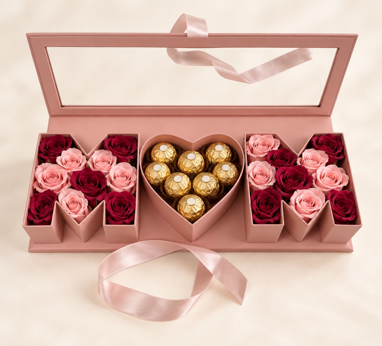 Rosa M♥M-Geschenkbox mit Rosen und goldverpackter Schokolade